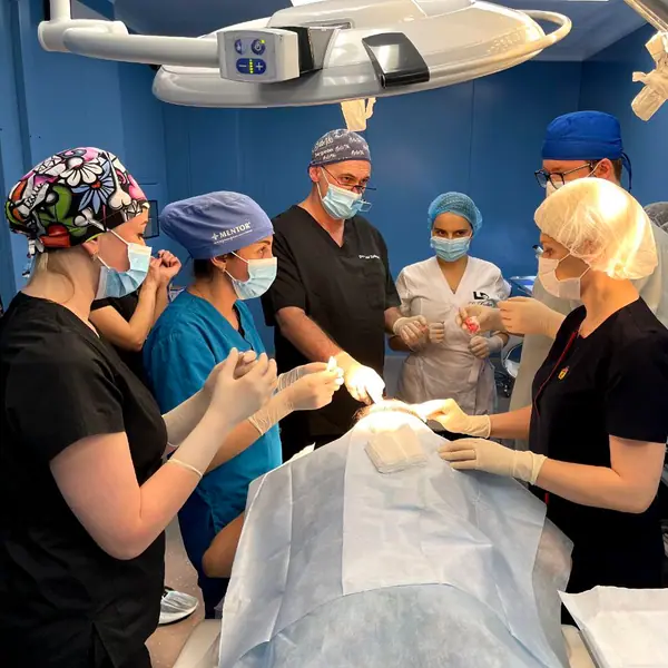 A cohort of trainees observing an advanced live procedure